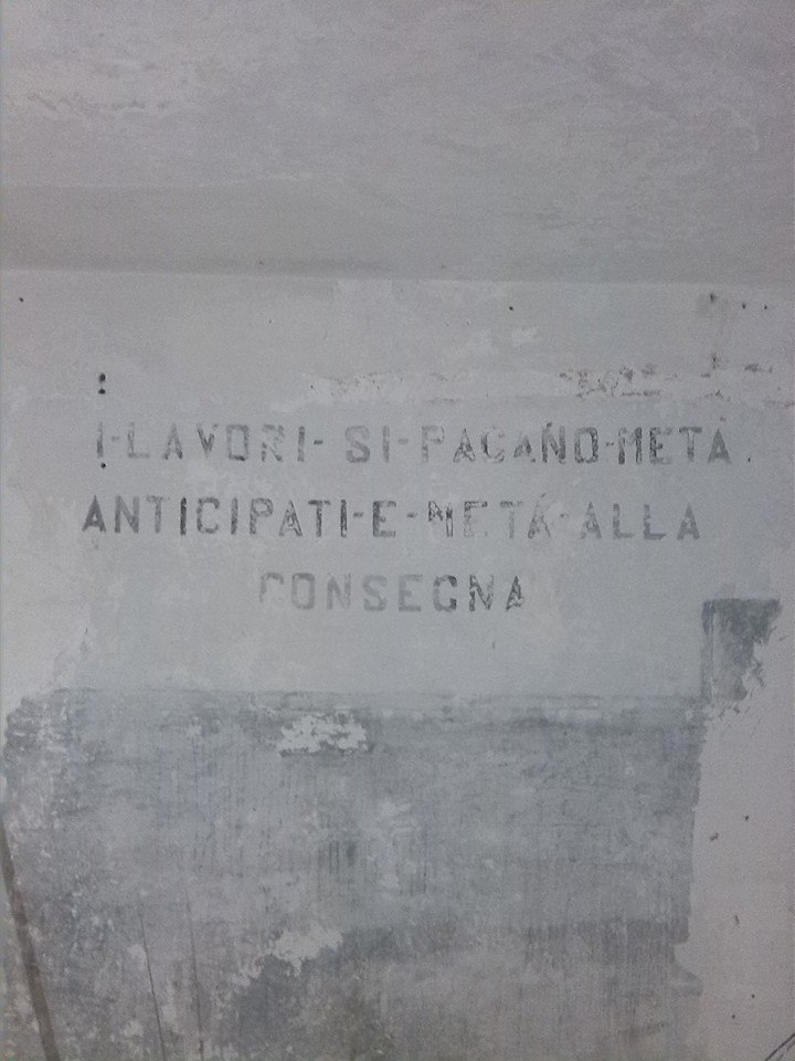 scritta sul muro apparsa durante i lavori di tinteggiatura